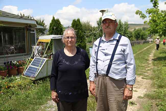 Bu soruna çözüm arayan Çolak, çareyi eşine güneş enerjisiyle çalışan bir araba yapmakta buldu. İnternetten sipariş ettiği elektrik motorunu, sera yapımından artan demirlerle oluşturduğu iskelete konumlandıran Mehmet Çolak, eşini güneşten korumak amacıyla da aracın üzerine tente tasarladı.