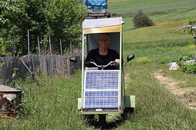 Görenlerin beğenisini kazan el yapımı elektrikli araç, hiçbir prize ihtiyaç duymadan kendine önündeki güneş paneli marifetiyle enerji sağlayabiliyor. Konuyla alakalı konuşan Mehmet Çolak, aracı yapmaya karar verdiği anı anlattı. Çolak, Akrabalarına gitmek isteyen eşinin sürekli işlerini böldüğünü ve onun da kendinin de zamandan tasarruf etmek için bir çare düşündüğünü ve sonuç olarak bu aracı yapmaya karar verdiğini ifade etti.