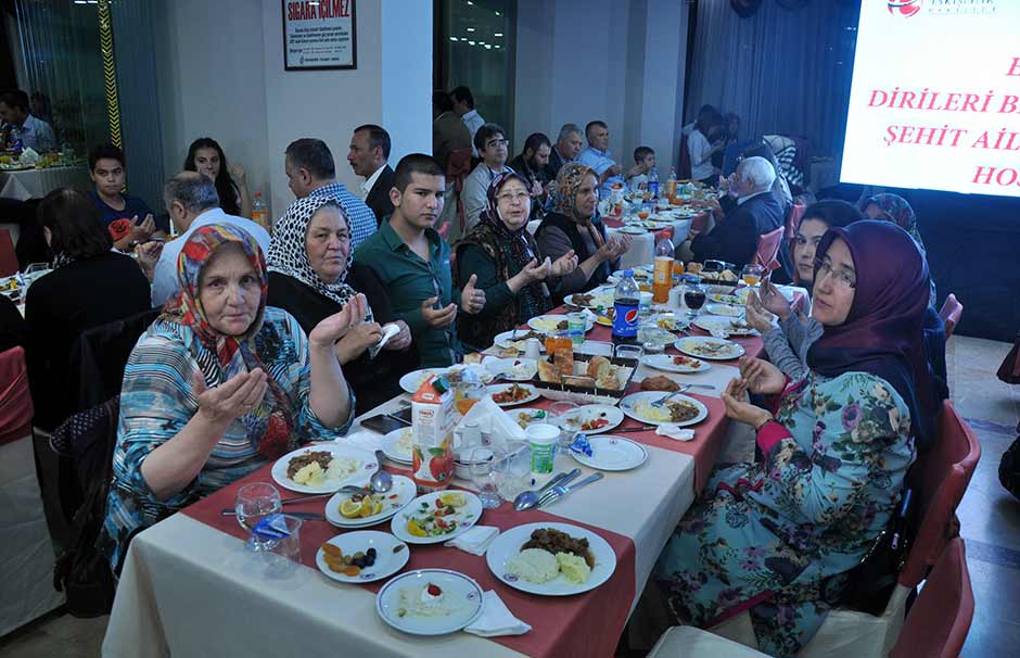 Eskişehir Valisi Güngör Azim Tuna, "Allah'tan başka kimseye rüku etmeyen onurlu bir millet olarak, terörle mücadelede dik duruşumuzdan asla taviz veremeyiz." dedi.