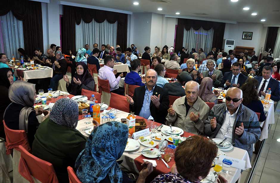 Eskişehir Valisi Güngör Azim Tuna, "Allah'tan başka kimseye rüku etmeyen onurlu bir millet olarak, terörle mücadelede dik duruşumuzdan asla taviz veremeyiz." dedi.