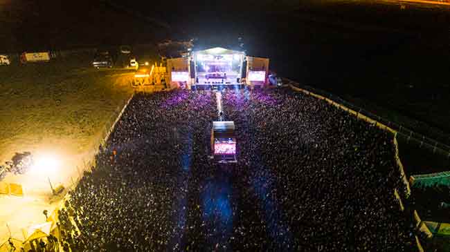 EskiFest 2019, renkli görüntüleriyle tüm Türkiye’nin hafızasında yer etmeyi sürdürürken, festivalde eğlencenin dozu da giderek yükseliyor. Festivalin ikinci gününde sırasıyla; Efendi (Keşif Sahnesi), Nova Norda, Gazapizm, Melek Mosso, Pinhani, Manga ve Mor ve Ötesi sahne aldı. Milyon Bilet ve Redbull'un katkılarıyla gerçekleşen festival, %100 müzik ve eğlence sloganıyla, Türkiye'nin gençlik ve müzik kanalı Milyon Tv ekranlarından da canlı olarak yayınlanıyor. 
EskiFest 2019 yarın kimler sahne alacak?
Festivalin son gününde, Luka (Keşif Sahnesi), Ezgi Aktan, Tuna Kiremitçi, Adamlar, Gaye Su Akyol, Cem Adrian ve Duman sahne alacak. 