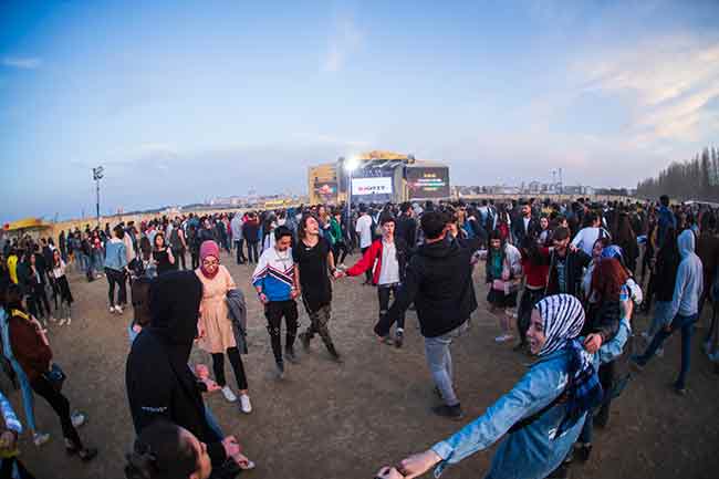 EskiFest 2019, renkli görüntüleriyle tüm Türkiye’nin hafızasında yer etmeyi sürdürürken, festivalde eğlencenin dozu da giderek yükseliyor. Festivalin ikinci gününde sırasıyla; Efendi (Keşif Sahnesi), Nova Norda, Gazapizm, Melek Mosso, Pinhani, Manga ve Mor ve Ötesi sahne aldı. Milyon Bilet ve Redbull'un katkılarıyla gerçekleşen festival, %100 müzik ve eğlence sloganıyla, Türkiye'nin gençlik ve müzik kanalı Milyon Tv ekranlarından da canlı olarak yayınlanıyor. 
EskiFest 2019 yarın kimler sahne alacak?
Festivalin son gününde, Luka (Keşif Sahnesi), Ezgi Aktan, Tuna Kiremitçi, Adamlar, Gaye Su Akyol, Cem Adrian ve Duman sahne alacak. 