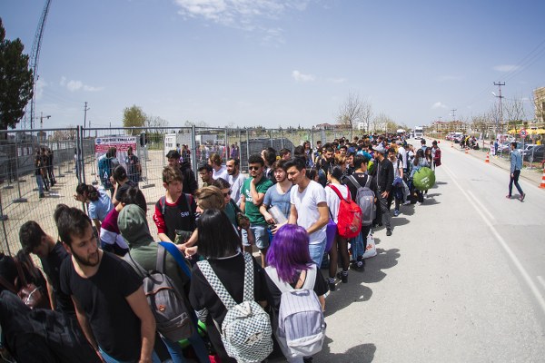 Renkli görüntüleriyle tüm Türkiye’nin hafızasında yer eden EskiFest 2019’un ilk gününe 20 bini aşkın müziksever akın etti. 