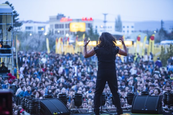 Renkli görüntüleriyle tüm Türkiye’nin hafızasında yer eden EskiFest 2019’un ilk gününe 20 bini aşkın müziksever akın etti. 