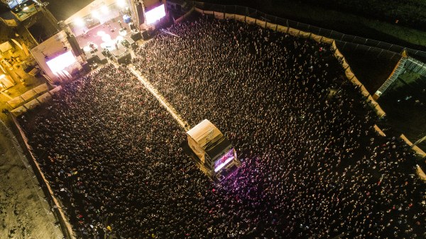 Renkli görüntüleriyle tüm Türkiye’nin hafızasında yer eden EskiFest 2019’un ilk gününe 20 bini aşkın müziksever akın etti. 