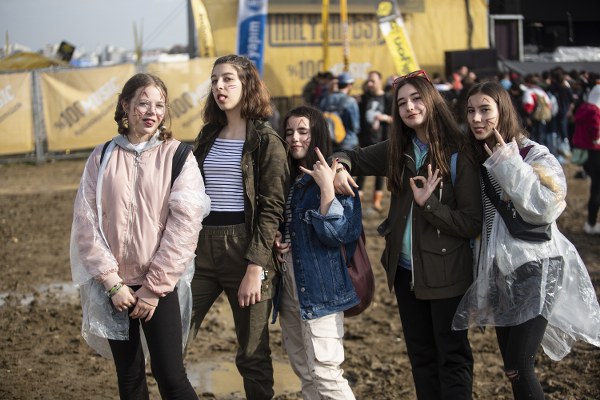 Geçtiğimiz yıl yoğun yağışın ardından ortaya çıkan renkli görüntüleriyle tüm Türkiye'nin hafızasında yer eden EskiFest'in son günü yine yerini bildik görüntülere bıraktı. Yağmura rağmen gönüllerince eğlenen gençler, alanda oluşan çamur içinde çılgınca eğlendi. Sanatçılar, yağışa rağmen müzikseverlere unutulmaz bir festival deneyimi yaşattıkları için teşekkür ettiler. 4 gün boyunca 100 bine yakın müzikseverin akın ettiği EskiFest 2019 unutulmaz anları ve görüntüleriyle yine çok konuşuldu.