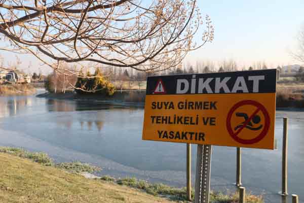 Eskişehir’de gece saatlerinde hava sıcaklığının eksi 10 dereceye kadar düşmesiyle birlikte yüzeyi buz tutan Porsuk Çayı drone ile havadan görüntülendi.