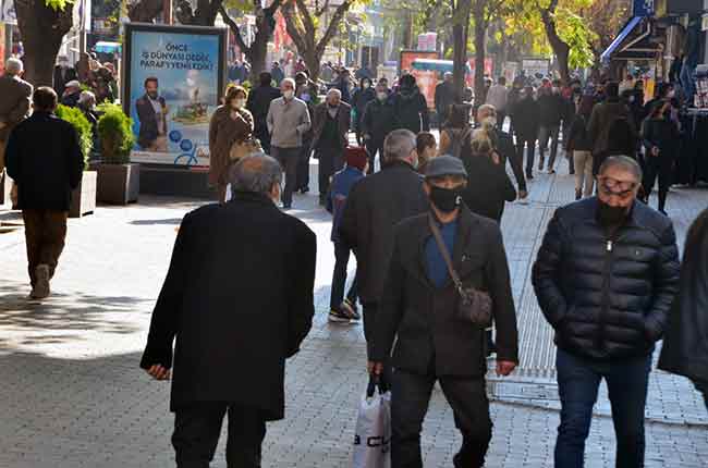 Eskişehir ve Türkiye genelinde 1 Haziran itibariyle başlayan normalleşme süreci vaka sayılarının sıçrama yaptığı şu günlerde "fazla normalleşme"ye dönüştü! Haber ve fotoğraflar: Esra ÜNLÜ