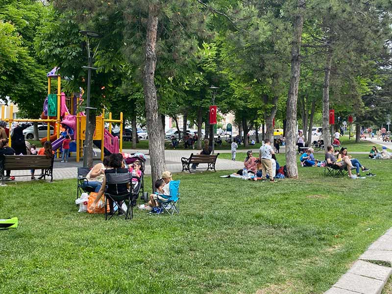 Hava sıcaklığı kent genelinde 21 dereceye ulaşırken açık havayı gören vatandaşlar, haftalık izinlerini verimli bir şekilde geçirebilmek adına Kanlıkavak Parkı’na akın etti.