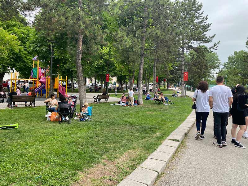 Odunpazarı İlçesi Osmangazi Mahallesi’ndeki parkta bulunan masalarda oturanların yanı sıra, bazı vatandaşlar ise kamp sandalyelerine ve yere oturarak zaman geçirdi.