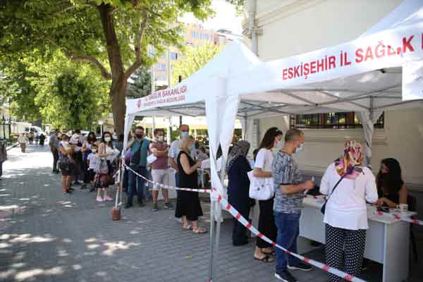 Eskişehir'de yeni tip koronavirüs (Kovid-19) salgınıyla mücadele kapsamında oluşturulan stantlarda verilen randevusuz aşı hizmeti ilgi görüyor.