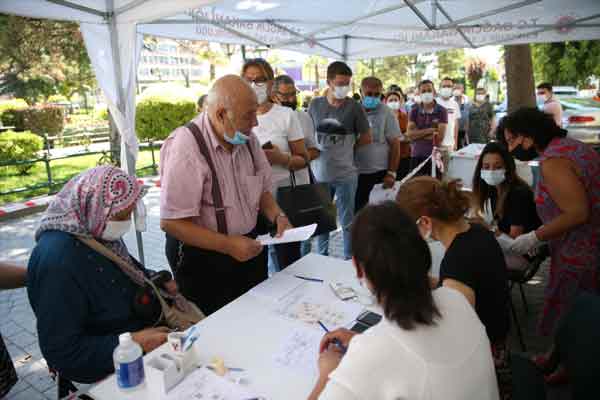 Eskişehir'de yeni tip koronavirüs (Kovid-19) salgınıyla mücadele kapsamında oluşturulan stantlarda verilen randevusuz aşı hizmeti ilgi görüyor.