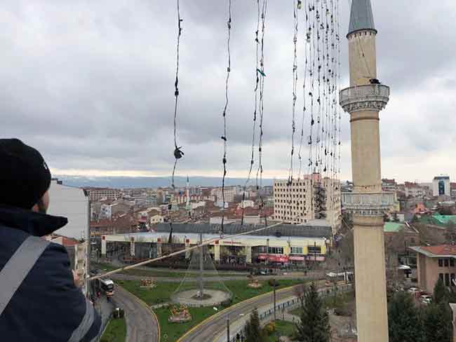  İnsanları pandemi döneminde tedbirlerini alıp Allah’a tevekkül etmeleri için teşvik etmek istiyoruz. Ramazan ayının huzur ve bereket içinde geçmesiyle bu sene de mahyamızı Eskişehir halkına sergiliyoruz’’ diye konuştu.