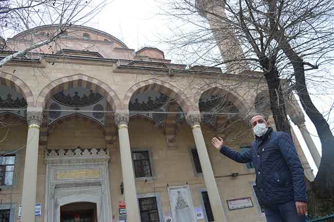 Ben ilk önce bir şablon hazırlıyorum. Yazılacak olan yazı için şablonda nereye ampul asılması gerekiyorsa orayı işaretliyorum. Arkadaşlarımız da 2 ile 3 gün içerisinde şablona göre dizilimi hazırlıyorlar.