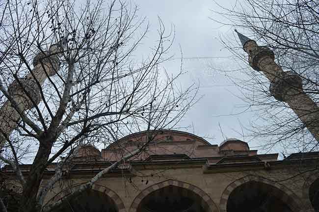 Her yıl yaptığımız için kalıp halinde bir askı dizimiz var. O askılara ampul ve duyları yerleştirerek yazının ortaya çıkmasını sağlıyoruz.