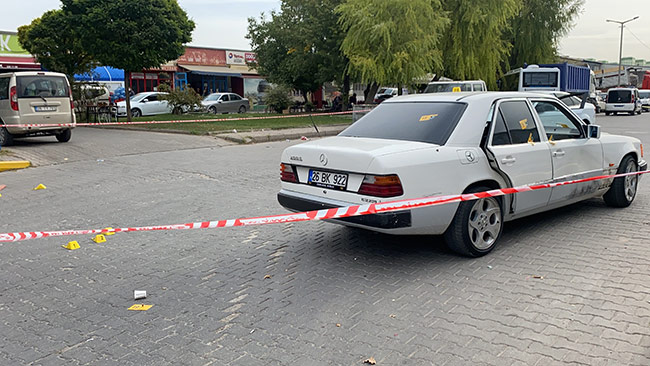 Öte yandan, çıkan çatışmada ise iki araca çok sayıda kurşun isabet etti.