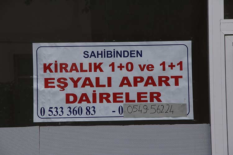 Eskişehir’de 18 yıldır emlakçılık yapan Özgül Parlak, gençlerin ellerinde telefonların olduğunu ve bu yüzden arkadaşa ihtiyaç duymadıklarını ifade ederek, "1+1 evlere çok fazla talep var. Özellikle 2005 yılından sonra, artık öğrenciler bile çok fazla kalabalık ortamlarda kalmak istemiyorlar. Anlaşamıyorlar kendi aralarında ya da Eskişehir’de bekarlar çok fazla.