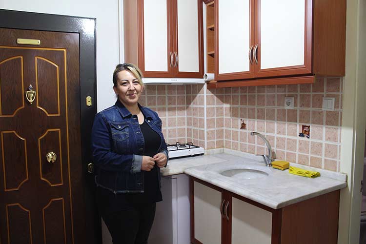 Üniversiteyi bitiriyorlar gitmiyorlar, burada iş buluyorlar, onlar da çok fazla talep ediyor. Bu sebepten dolayı apartlara, stüdyo dairelere çok fazla talep var. 21'inci yüzyıldayız, bunun çok fazla etkisi olduğunu düşünüyorum. Önceden teknoloji yoktu.