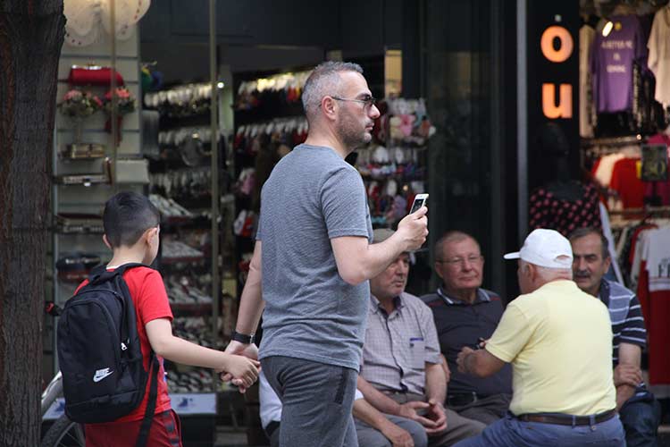 İnsanlar birbirleriyle daha güzel iletişim kuruyordu ama şimdi en basiti ben bakıyorum gençlere, ellerinde telefon, internet yani bir arkadaşa ihtiyaç duymuyorlar çok fazla. Her şeyi sanal ortamda gerçekleştiriyorlar. Bence bundan kaynaklanıyor.