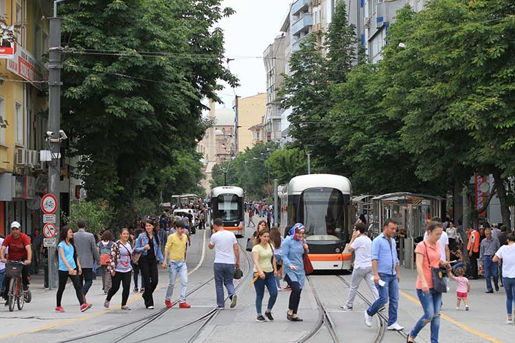 Teknolojinin gelişmesiyle birlikte azalan insan ilişkileri, Eskişehir'de de yalnız yaşamı ve 1+1 evlere olan rağbeti artırdı.