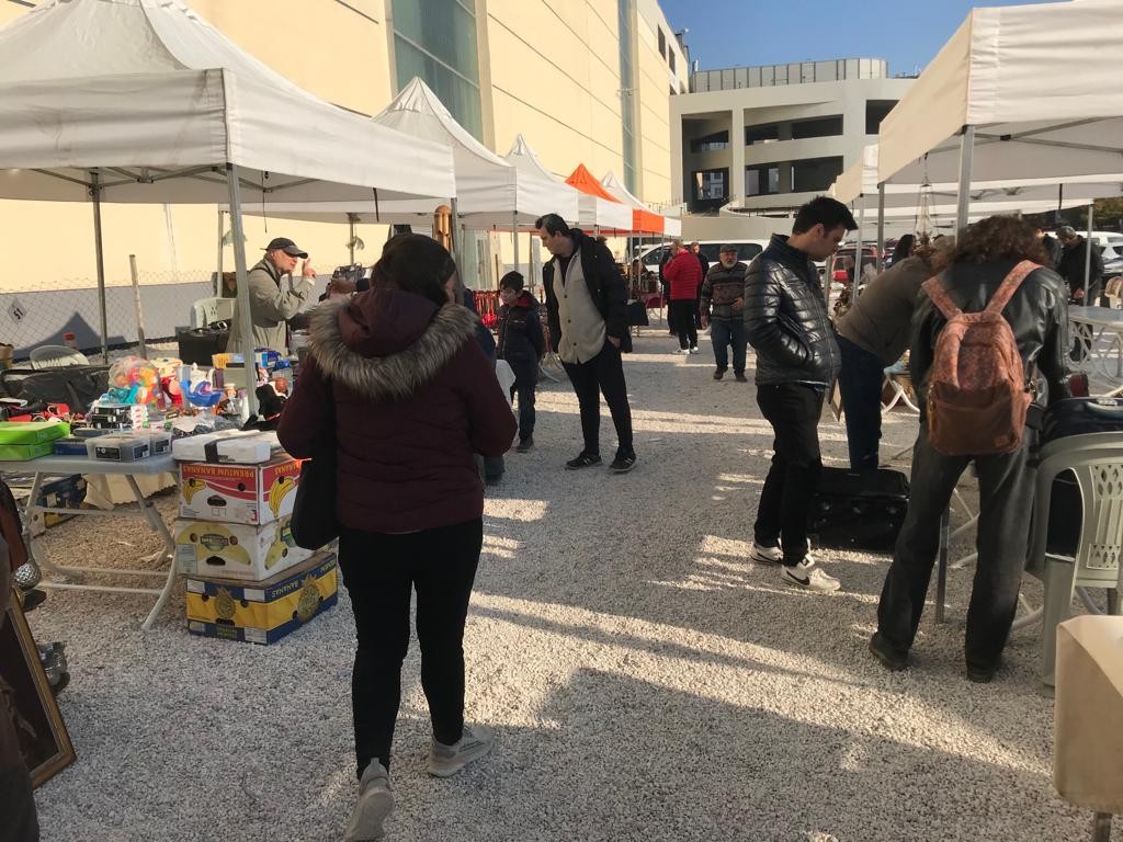 Pazarda öğrenci yoğunluğu dikkat çekerken, tezgâhlardaki tarihi ve kültürel değeri bulunan ürünler büyük ilgi gördü. 