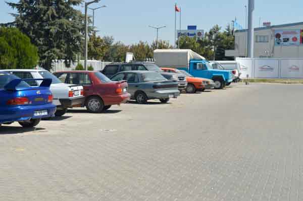 Yaz sezonun son günlerinde gelen ÖTV zammı nedeniyle durgunluk yaşayan esnafın umudu kışa kaldı. Kışa aylarında fiyatlar inmezse de yerinde kalması halinde galericiler mutlu olacakları belirtti. Yalçınkaya, “Kışın piyasa oturmuş durumda. Şu pandemiden dolayı hareket yok. Bu dürüst ilerledi, ölümler daha arttı. Herhalde önümüzdeki aylarda herkes evine kapanacak gibi. Fiyatlarında aman aman çıkacağını zannetmiyorum. Düşüş olacağını zannetmiyorum, ama yerinde sayar. Bence sabit kalması bizim açımızdan da iyi. Çünkü artık yerinde durmuyor fiyatlar. Yerinde durursa ben razıyım. Yatıyoruz, kalkıyoruz zam geliyor. Kim koyuyor, kim belirliyor?...