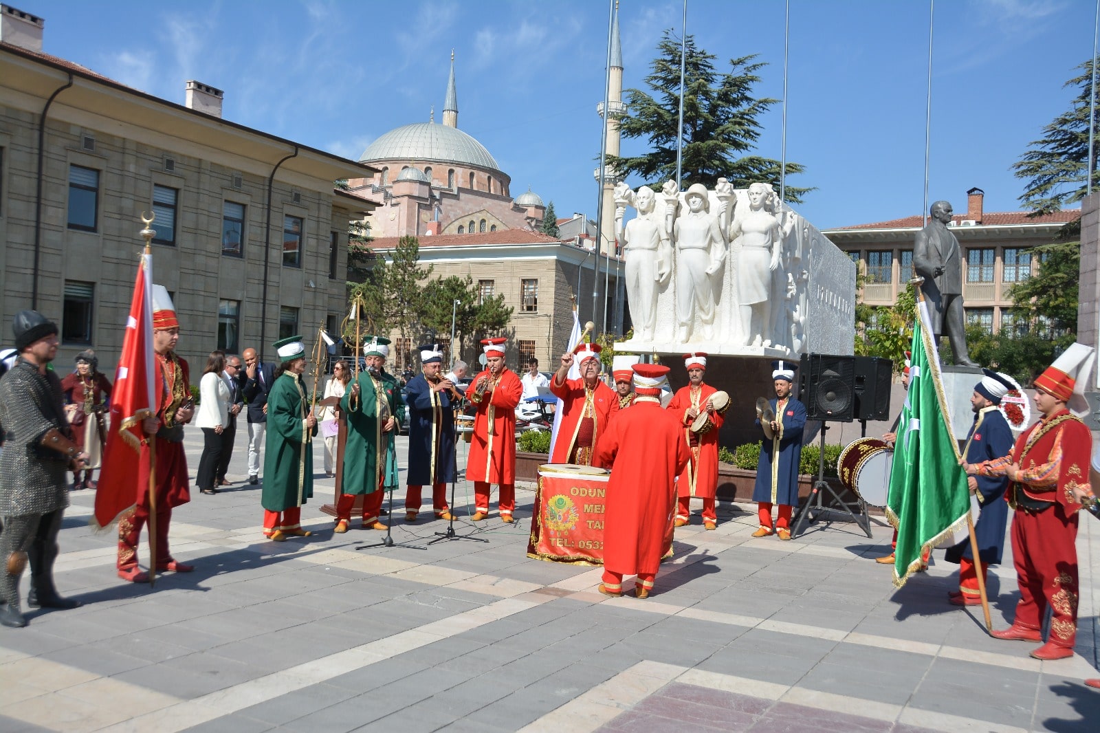 Eskişehir’de Ahilik Haftası kutlamaları Vilayet Meydanı’nda düzenlenen törenle başladı. Törende konuşan Esnaf ve Sanatkarlar Odaları Birliği Başkanı Ekrem Birsen, “Ahilik Haftası atalarımızın bizlere miras bıraktığı bu köklü teşkilatın ilkelerini genç nesillere aktarmak için önemli bir vesiledir” dedi.