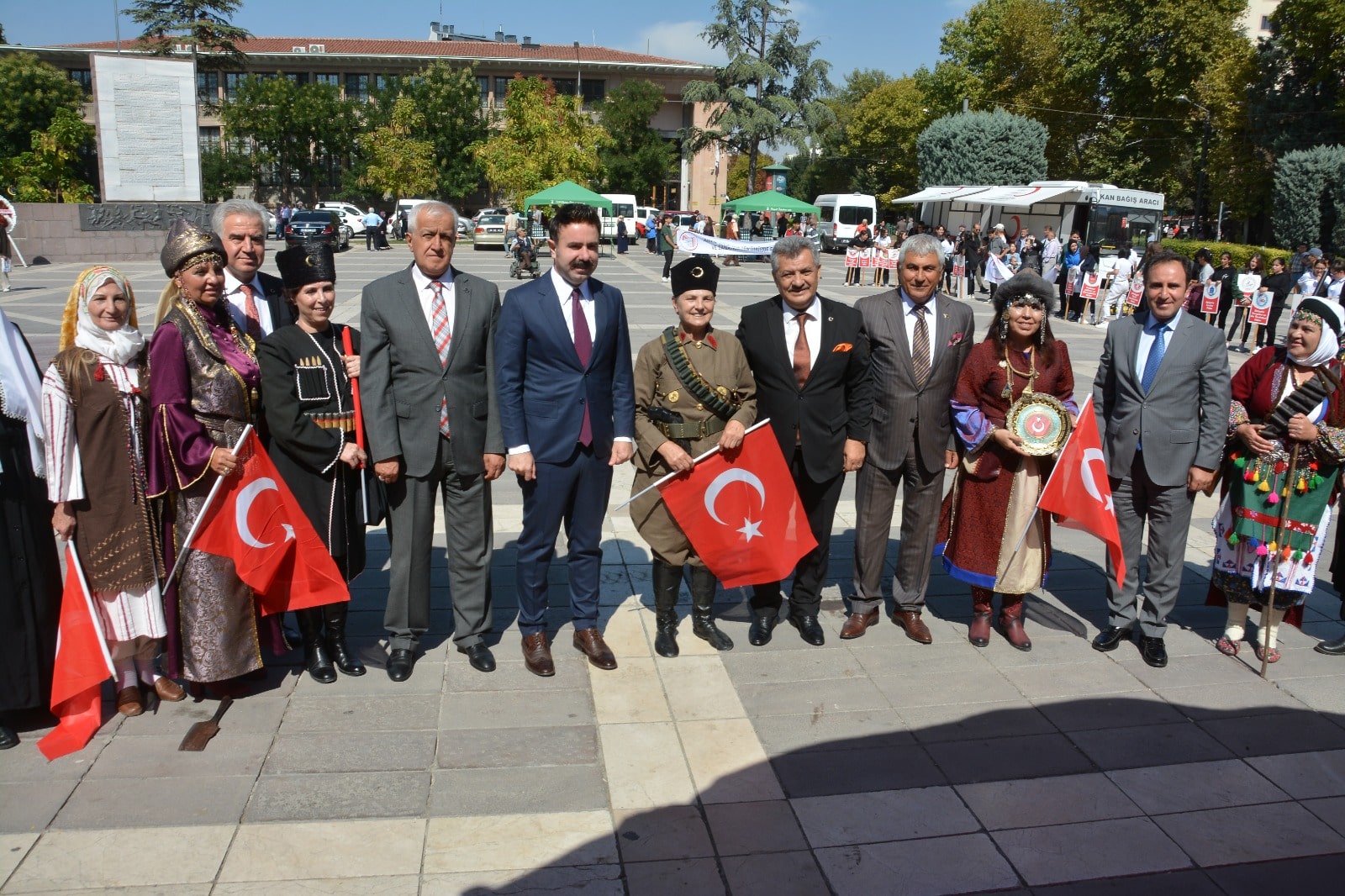 Eskişehir’de Ahilik Haftası kutlamaları Vilayet Meydanı’nda düzenlenen törenle başladı. Törende konuşan Esnaf ve Sanatkarlar Odaları Birliği Başkanı Ekrem Birsen, “Ahilik Haftası atalarımızın bizlere miras bıraktığı bu köklü teşkilatın ilkelerini genç nesillere aktarmak için önemli bir vesiledir” dedi.