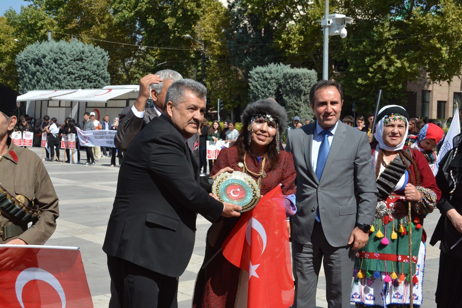 Eskişehir’de Ahilik Haftası kutlamaları Vilayet Meydanı’nda düzenlenen törenle başladı. Törende konuşan Esnaf ve Sanatkarlar Odaları Birliği Başkanı Ekrem Birsen, “Ahilik Haftası atalarımızın bizlere miras bıraktığı bu köklü teşkilatın ilkelerini genç nesillere aktarmak için önemli bir vesiledir” dedi.