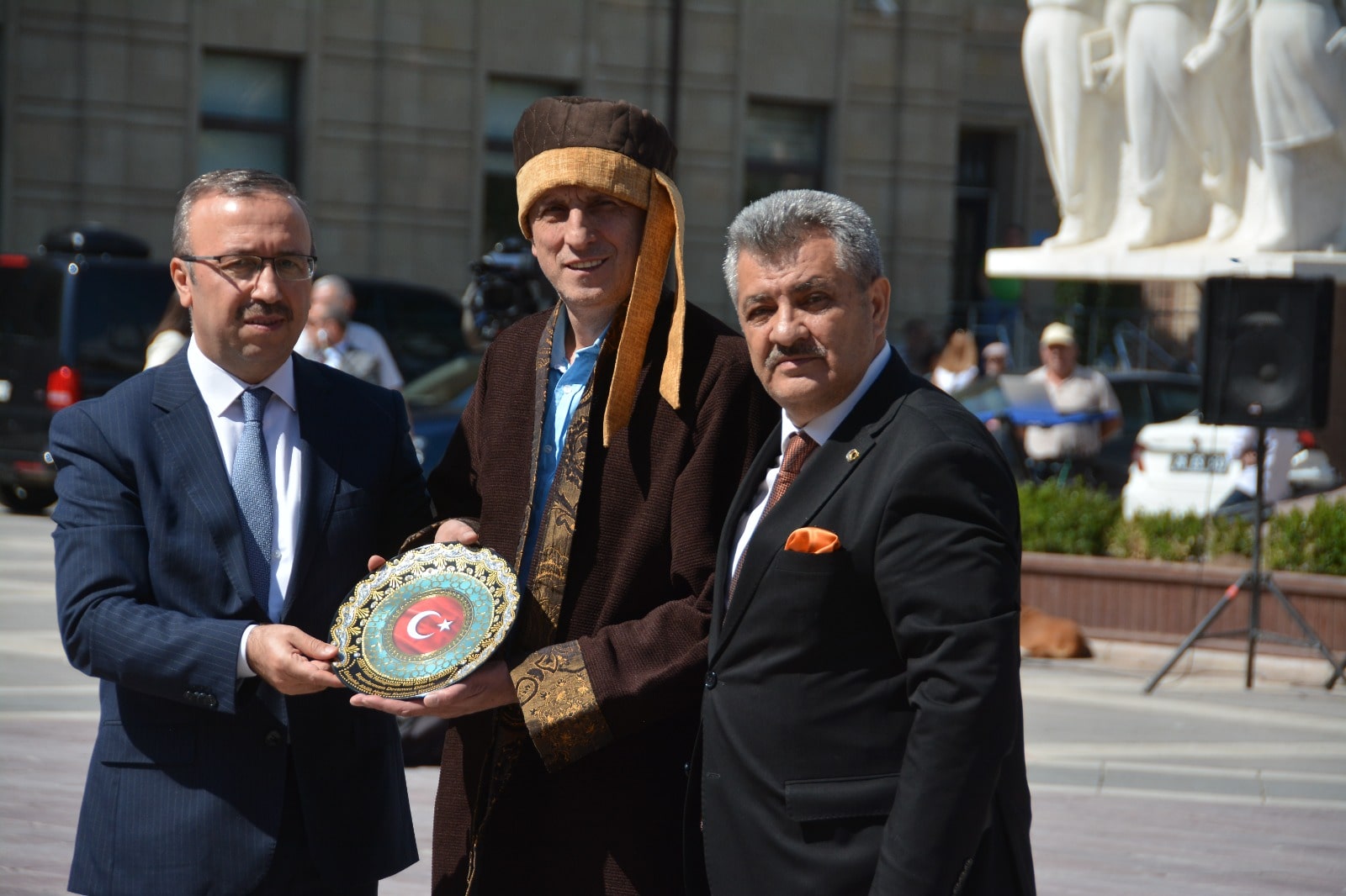 Eskişehir’de Ahilik Haftası kutlamaları Vilayet Meydanı’nda düzenlenen törenle başladı. Törende konuşan Esnaf ve Sanatkarlar Odaları Birliği Başkanı Ekrem Birsen, “Ahilik Haftası atalarımızın bizlere miras bıraktığı bu köklü teşkilatın ilkelerini genç nesillere aktarmak için önemli bir vesiledir” dedi.