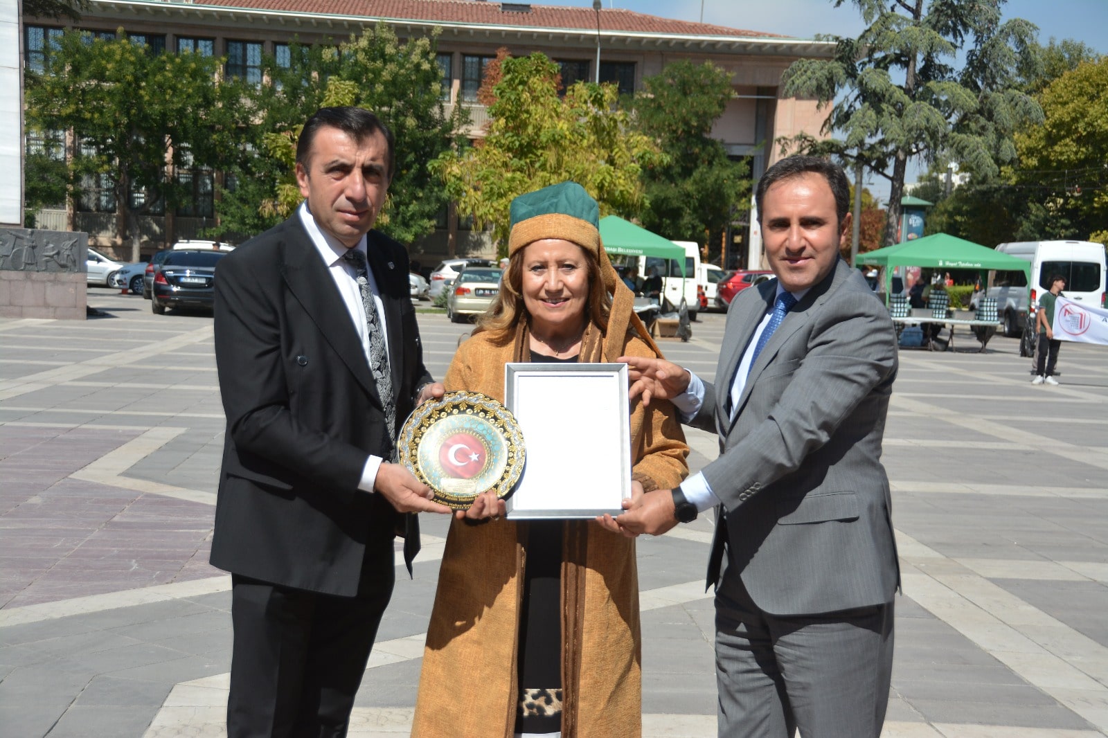 Eskişehir’de Ahilik Haftası kutlamaları Vilayet Meydanı’nda düzenlenen törenle başladı. Törende konuşan Esnaf ve Sanatkarlar Odaları Birliği Başkanı Ekrem Birsen, “Ahilik Haftası atalarımızın bizlere miras bıraktığı bu köklü teşkilatın ilkelerini genç nesillere aktarmak için önemli bir vesiledir” dedi.