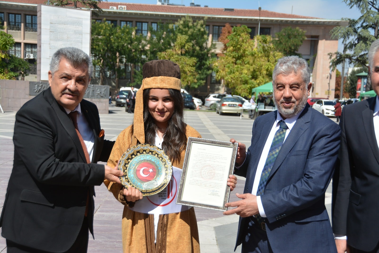 Eskişehir’de Ahilik Haftası kutlamaları Vilayet Meydanı’nda düzenlenen törenle başladı. Törende konuşan Esnaf ve Sanatkarlar Odaları Birliği Başkanı Ekrem Birsen, “Ahilik Haftası atalarımızın bizlere miras bıraktığı bu köklü teşkilatın ilkelerini genç nesillere aktarmak için önemli bir vesiledir” dedi.