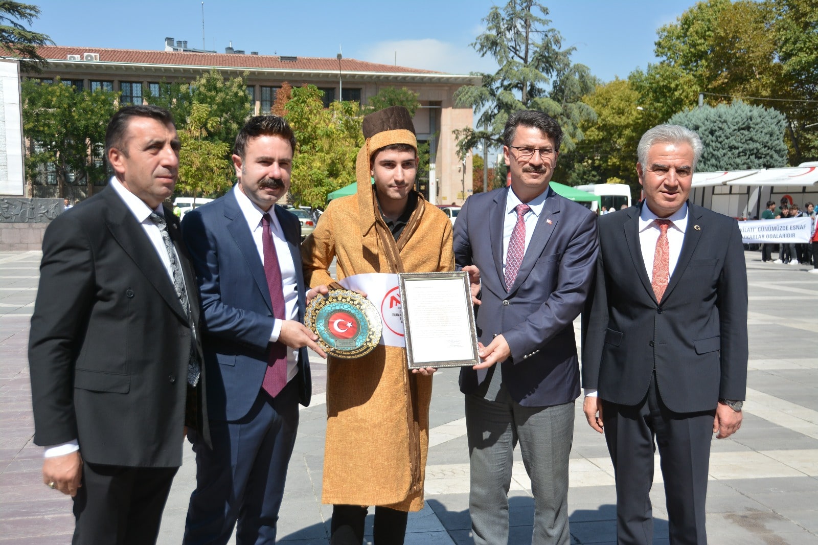 Eskişehir’de Ahilik Haftası kutlamaları Vilayet Meydanı’nda düzenlenen törenle başladı. Törende konuşan Esnaf ve Sanatkarlar Odaları Birliği Başkanı Ekrem Birsen, “Ahilik Haftası atalarımızın bizlere miras bıraktığı bu köklü teşkilatın ilkelerini genç nesillere aktarmak için önemli bir vesiledir” dedi.