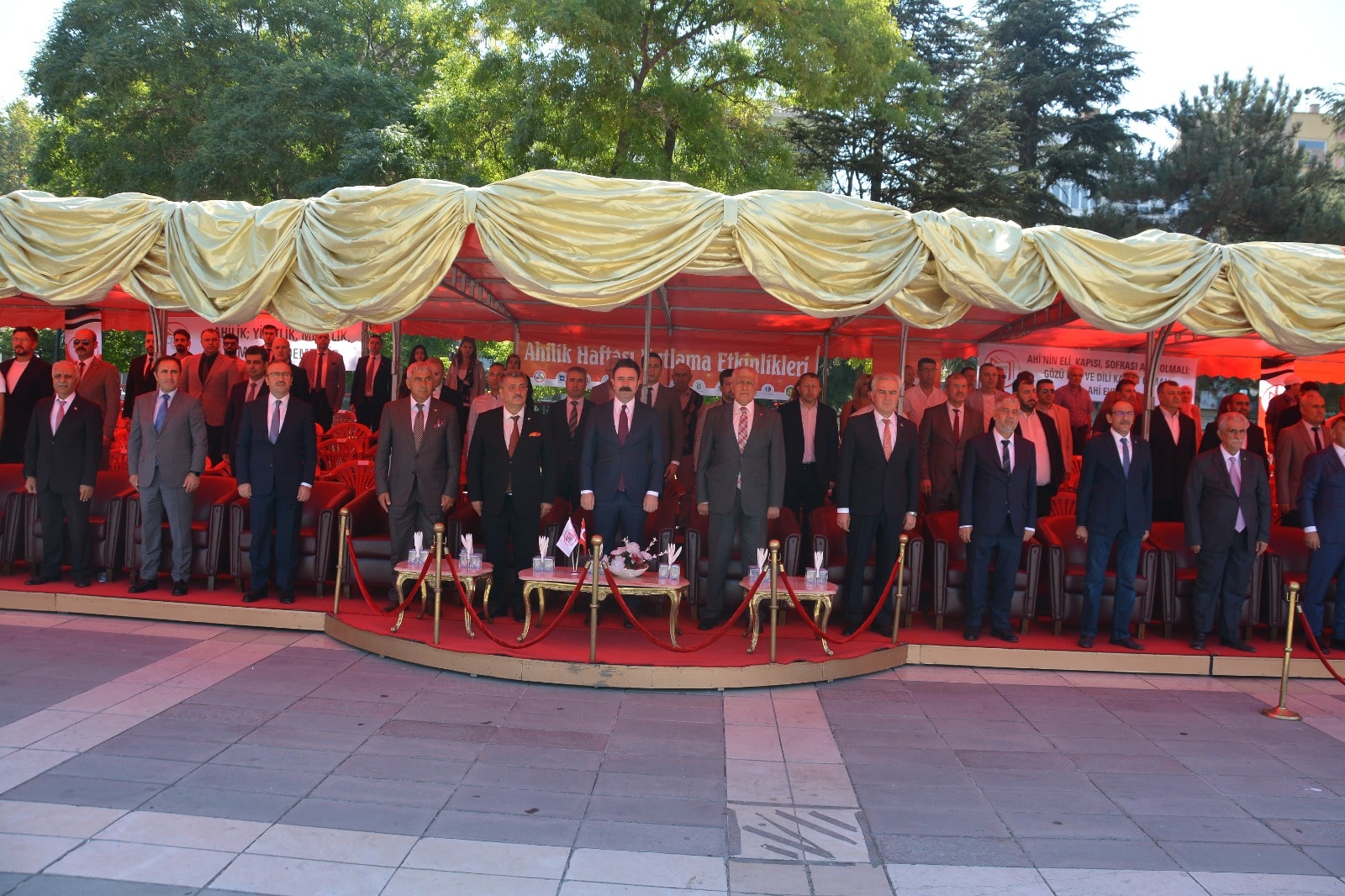 Esnaf ve sanatkar dediğimizde, ilk akla gelenin Ahi Evran olması rastlantı değildir. Başarılı bir iş hayatı için öncelikle o sanatın bilgisine, becerisine ve ehliyetine sahip olmanız gerekir. Bir esnaf ve sanatkarı yetiştirirken onu bilgi ve beceriyle donatmak, ehliyetli ve liyakatli hale getirmek son derece önemlidir. Devamında da etik, ahlaki kurallara, esnaf arasındaki münasebetin bu değerler üzerine oturtulmasına, esnaf, müşteri ilişkilerinin düzenlenmesine ihtiyaç vardır” dedi.