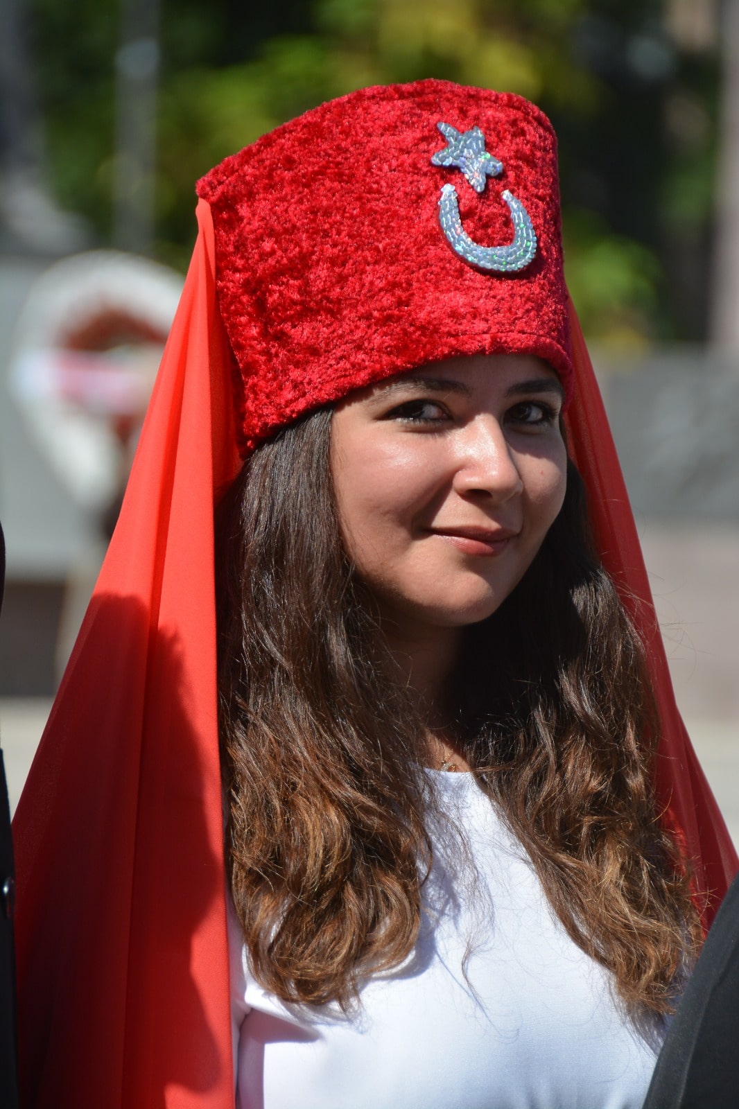 Bu teşkilat, ekonomi ve ticareti maddi boyutuyla yaşamanın ötesine geçirerek, her çağda ve şartta geçerliliğini koruyan, insanı merkez alan bir yapıdır. Ahiliğin gücü, bilim, sanat ile ahlakı birleştirerek, ekonomik ve sosyal hayatta kalite ve güvenliğin garantisi olan kuralları uygulamasından gelmektedir”İfadelerini kullandı. Programda ayrıca Anadolu Bacıları tiyatro gösterisi büyük ilgi görürken,Mihalıççık Esnaf Zeybek Ekibi gösterisi de büyük alkış aldı. 