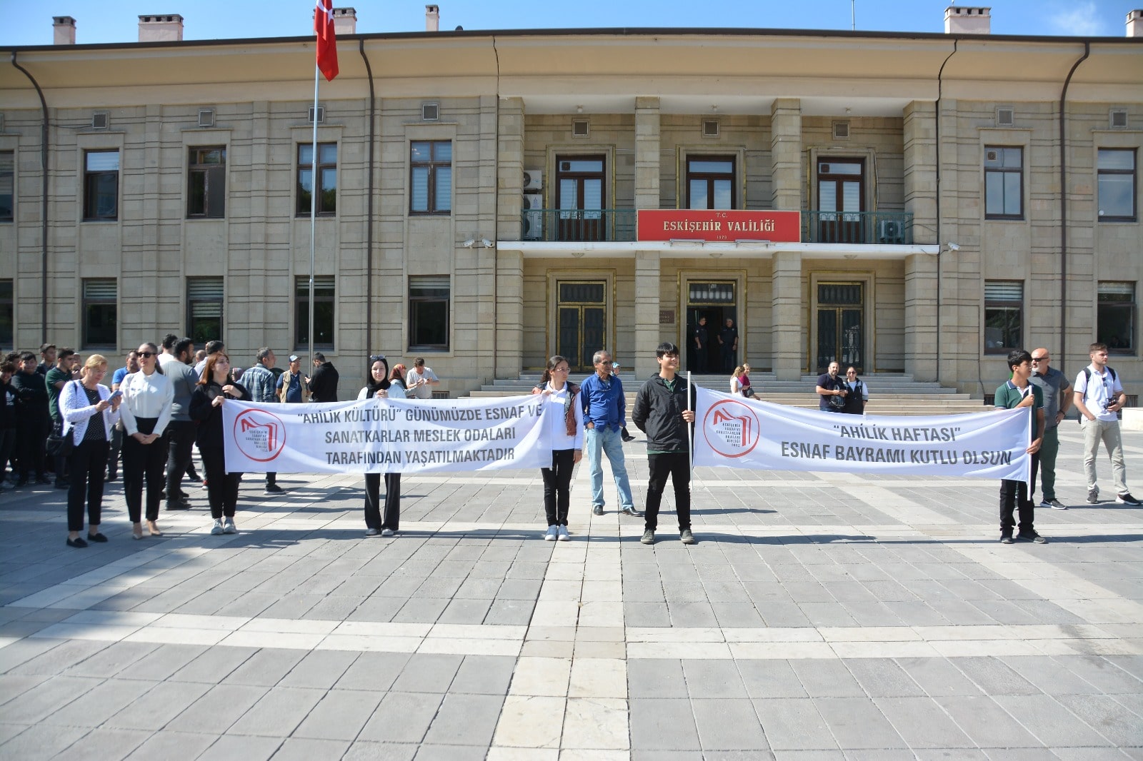 Eskişehir’de Ahilik Haftası kutlamaları Vilayet Meydanı’nda düzenlenen törenle başladı. Törende konuşan Esnaf ve Sanatkarlar Odaları Birliği Başkanı Ekrem Birsen, “Ahilik Haftası atalarımızın bizlere miras bıraktığı bu köklü teşkilatın ilkelerini genç nesillere aktarmak için önemli bir vesiledir” dedi.