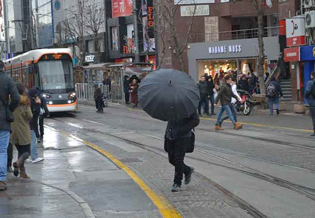 yarın en düşük hava sıcaklığının eksi 8 olması ve havanın zaman zaman güneşli olması bekleniyor.