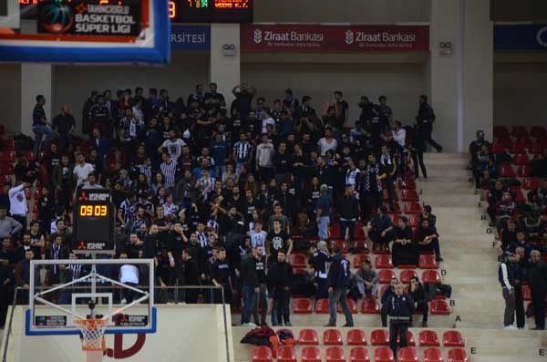 Duruma tepki gösteren taraftarlar, polisle karşı karşıya geldi. Polisin uyarılarına uymayan taraftarlar, polislere yerdeki mazgalları ve ellerinde bulunan su şişelerini fırlattı. Polis ekipleri, çıkan olaylara TOMA ve biber gazı ile müdahale etti. Çıkan olaylar, bir süre sonra yatıştırıldı. Kaynak: İHA