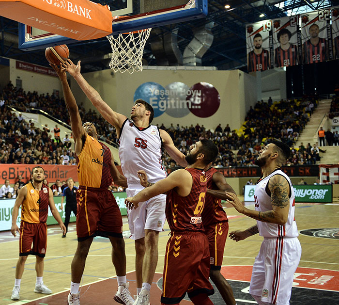 Tahincioğlu Basketbol Süper Ligi’nin ilk 4 haftasında 3 galibiyet alarak başarılı bir start veren Dev Adamlar bugün saat 15.15’te ağırladığı Galatasaray Odeabank’ı da 70 - 64 yenerek 4. galibiyetine imza attı.