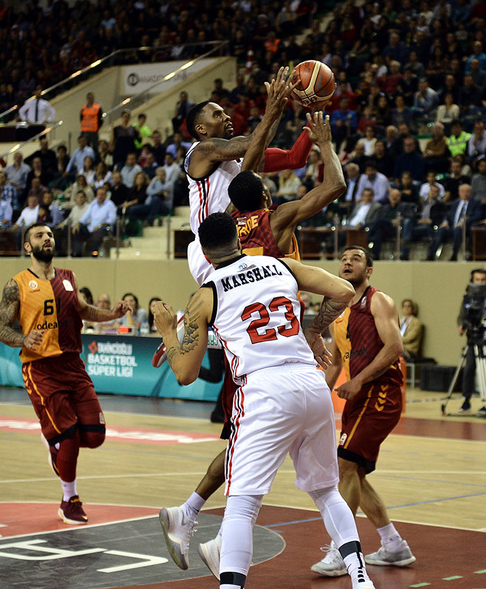 Tahincioğlu Basketbol Süper Ligi’nin ilk 4 haftasında 3 galibiyet alarak başarılı bir start veren Dev Adamlar bugün saat 15.15’te ağırladığı Galatasaray Odeabank’ı da 70 - 64 yenerek 4. galibiyetine imza attı.