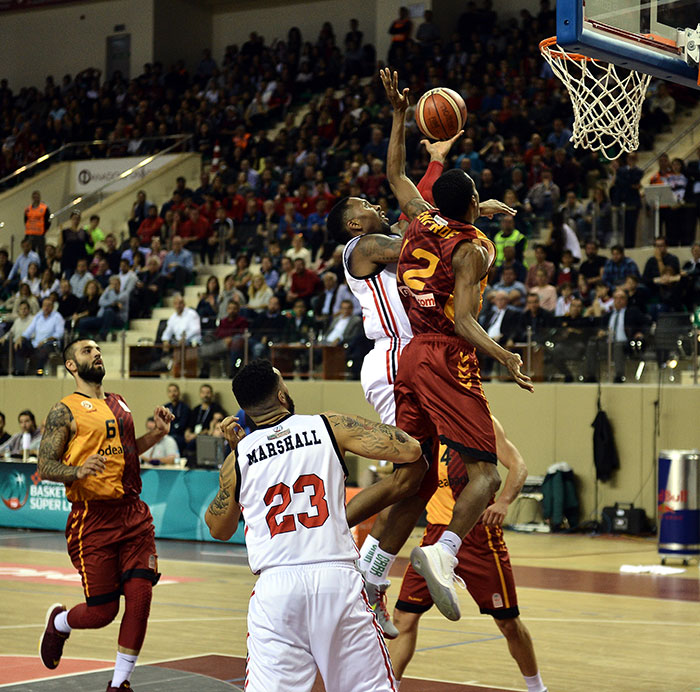 Tahincioğlu Basketbol Süper Ligi’nin ilk 4 haftasında 3 galibiyet alarak başarılı bir start veren Dev Adamlar bugün saat 15.15’te ağırladığı Galatasaray Odeabank’ı da 70 - 64 yenerek 4. galibiyetine imza attı.