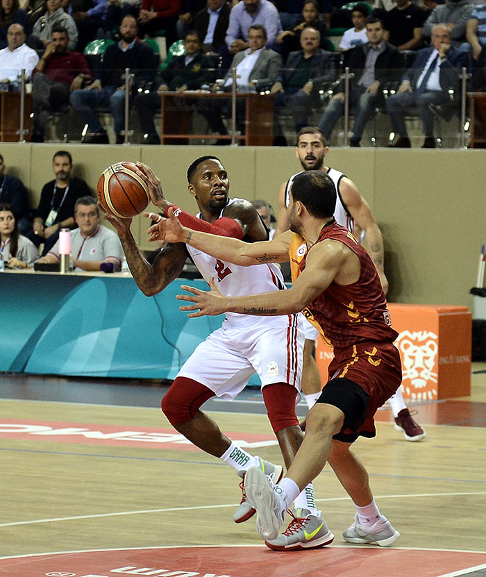 Tahincioğlu Basketbol Süper Ligi’nin ilk 4 haftasında 3 galibiyet alarak başarılı bir start veren Dev Adamlar bugün saat 15.15’te ağırladığı Galatasaray Odeabank’ı da 70 - 64 yenerek 4. galibiyetine imza attı.