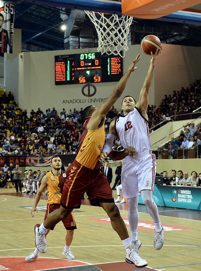 Tahincioğlu Basketbol Süper Ligi’nin ilk 4 haftasında 3 galibiyet alarak başarılı bir start veren Dev Adamlar bugün saat 15.15’te ağırladığı Galatasaray Odeabank’ı da 70 - 64 yenerek 4. galibiyetine imza attı.