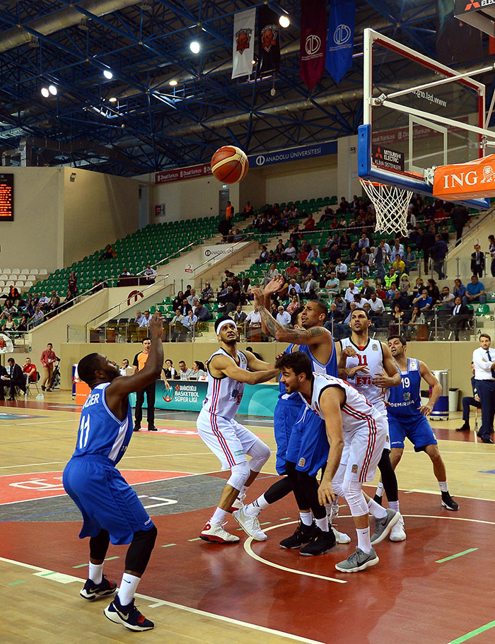 Tahincioğlu Basketbol Süper Lig’in 24. haftasında Eskişehir Basket, evinde Demir İnşaat Büyükçekmece’yi 76 - 72'lik skorla mağlup ederek 9 maç aranın ardından ikinci galibiyetini aldı. 