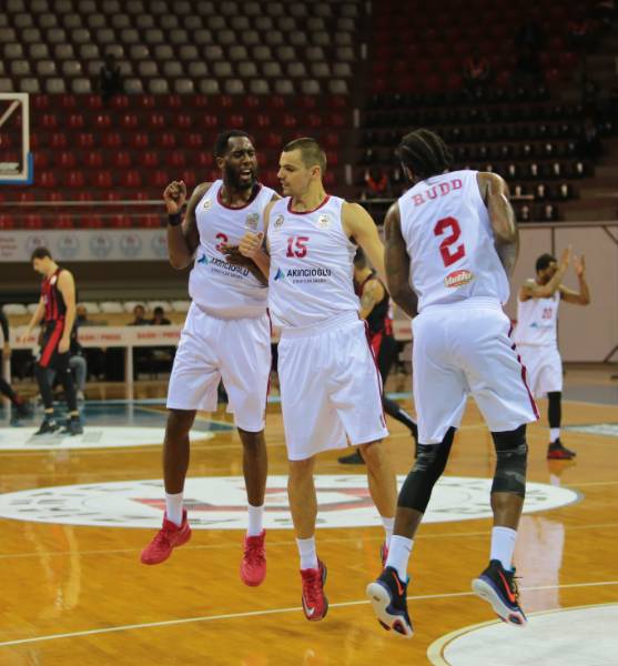 Eskişehir Basket solukları kesen maçta Gaziantep Basketbol'u iki uzatma sonucunda 118-119 mağlup etti.