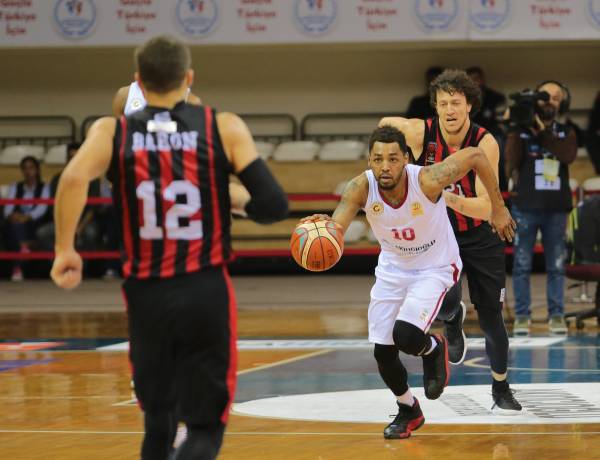 Eskişehir Basket solukları kesen maçta Gaziantep Basketbol'u iki uzatma sonucunda 118-119 mağlup etti.