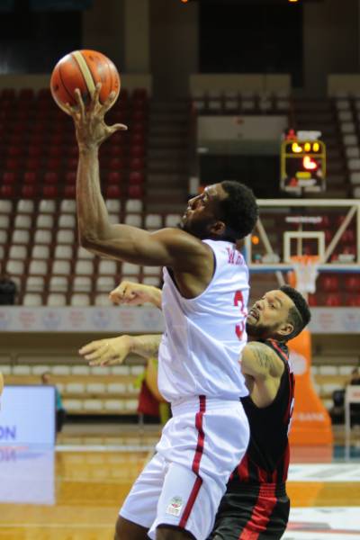 Eskişehir Basket solukları kesen maçta Gaziantep Basketbol'u iki uzatma sonucunda 118-119 mağlup etti.