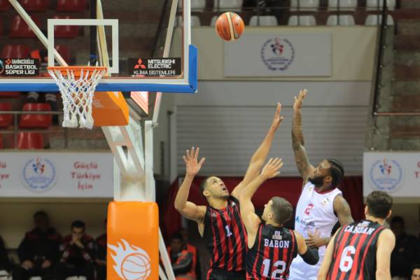 Eskişehir Basket solukları kesen maçta Gaziantep Basketbol'u iki uzatma sonucunda 118-119 mağlup etti.