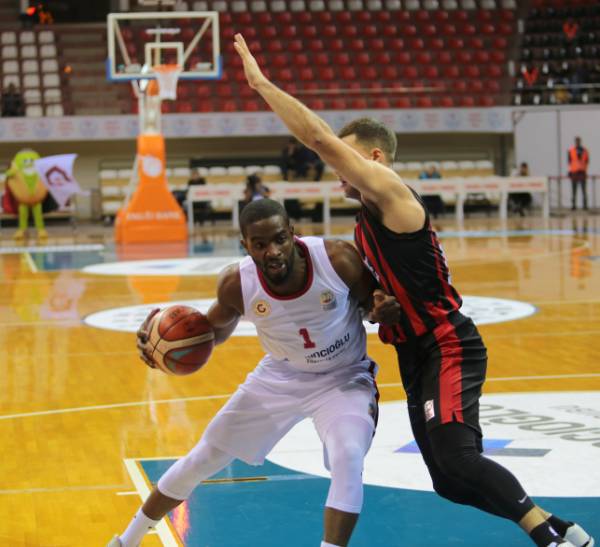 Eskişehir Basket solukları kesen maçta Gaziantep Basketbol'u iki uzatma sonucunda 118-119 mağlup etti.