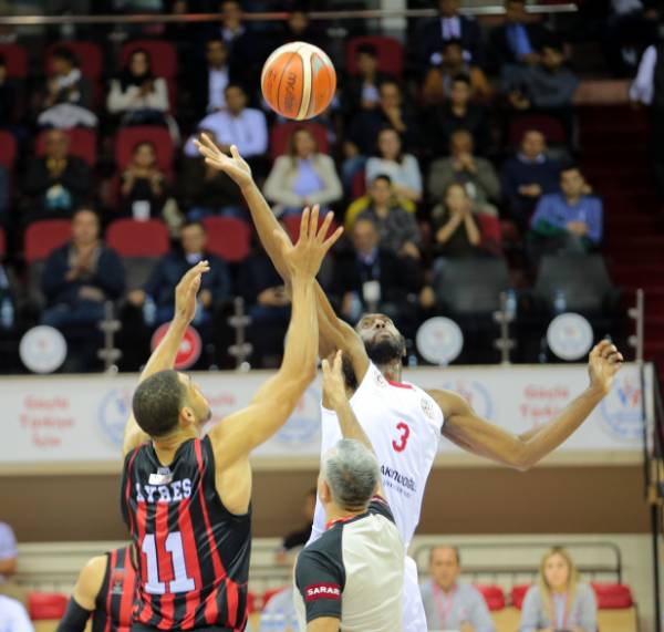 Eskişehir Basket solukları kesen maçta Gaziantep Basketbol'u iki uzatma sonucunda 118-119 mağlup etti.